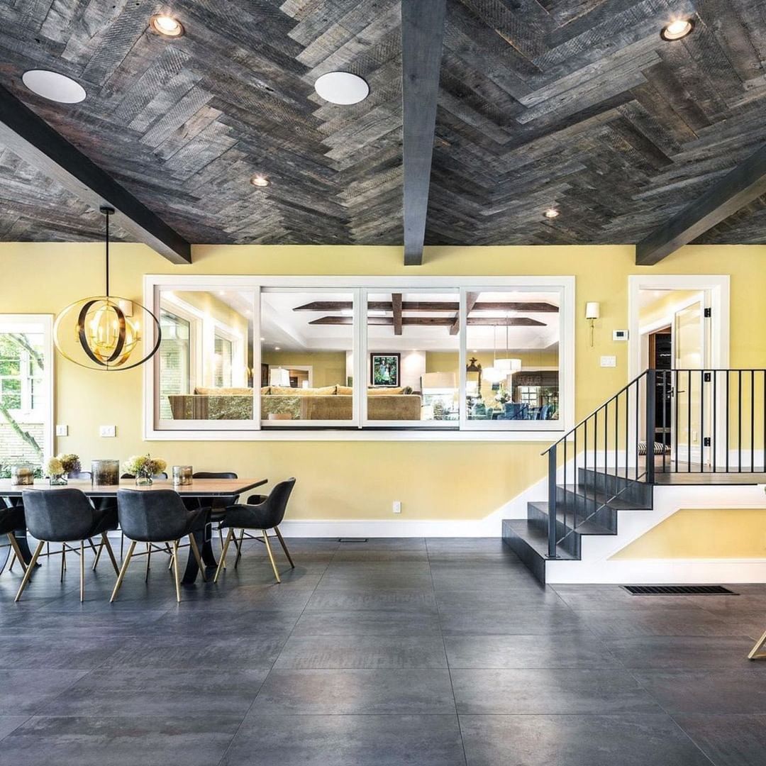OldWorldTimber's tweet photo. Herringbone ceiling paneling leaving us like 😮🤩🥰
Reclaimed gray barnwood by @OldWorldTimber https://t.co/SUjmFHXLQZ