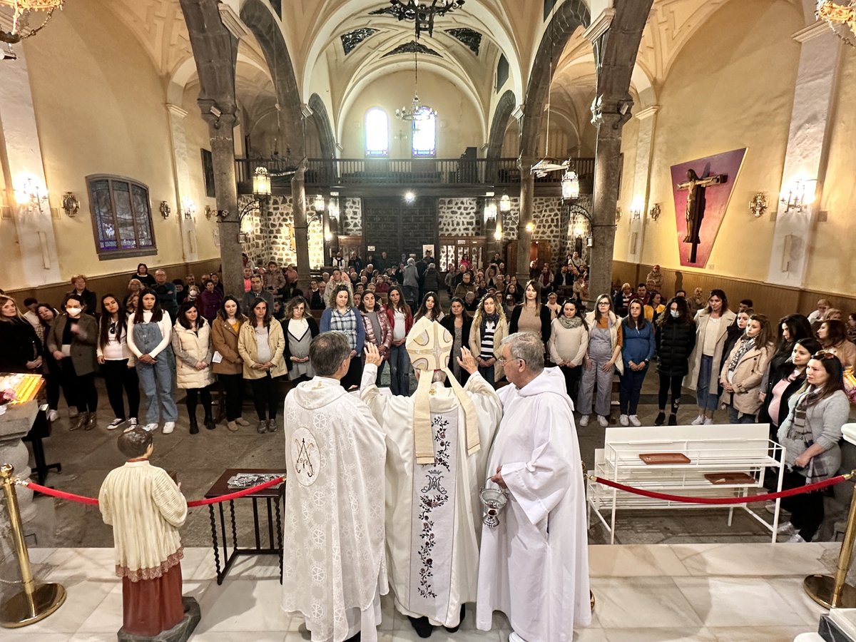 diocesisdeavila's tweet photo. ✅ECOS DEL FIN DE SEMANA
Una treintena de madres recibieron este sábado la bendición de Mons. García Burillo, en el marco de la festividad de la Anunciación. https://t.co/UNC2PALiOp