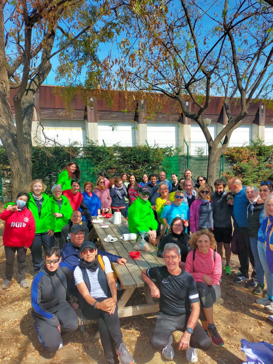 Aquest dissabte, hem aporfitat un petit descans en el nostre calendari i hem celebrat la tradicional "jamonada". Un petit entrenament per obrir la gana i després una bona estona de somriures, pernil i el tradicional sorteig de regals💚
#barcelonavoluntaria #jamonada