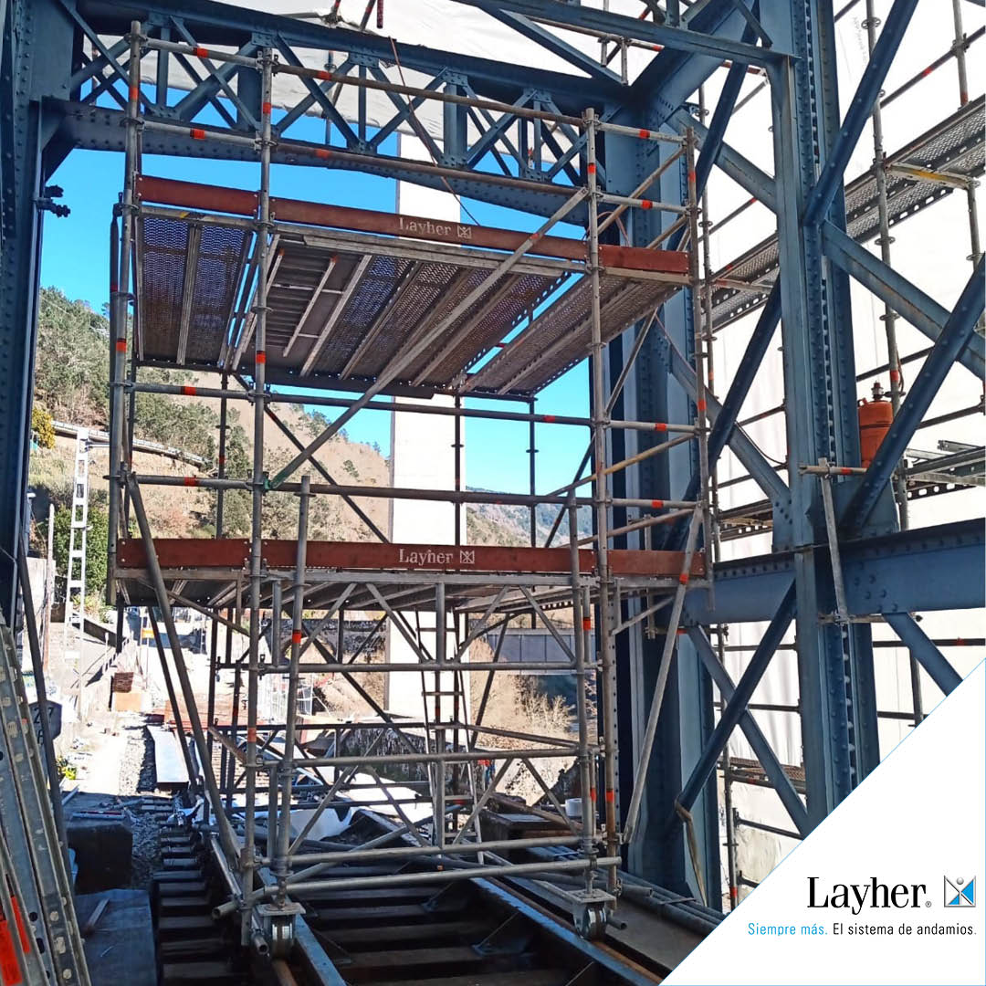 andamioslayher's tweet photo. ¿Sabías que los andamios sobre raíles ayudan a realizar el trabajo de mantenimiento en puentes de una manera más eficiente? En la imagen se muestra un ejemplo montado en el puente del ferrocarril sobre el río Eume por nuestro cliente @nactiva_andamios
···
#layher #railes https://t.co/RgLywOK2Gq