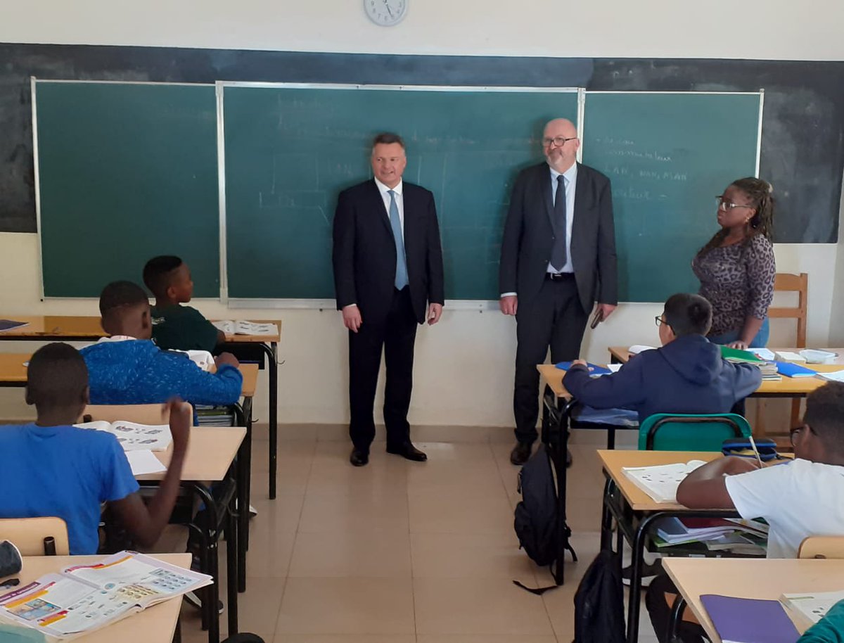 antoine_anfre's tweet photo. Visite de l'Ecole Francophone Antoine de Saint-Exupéry, établissement conventionné de 700 élèves en plein renouveau.
Rencontres avec le Principal, Laurent Bardou, et des élèves petits et grands
@aefeinfo 
#Rwanda 
#EFASE https://t.co/UaivkWusv5