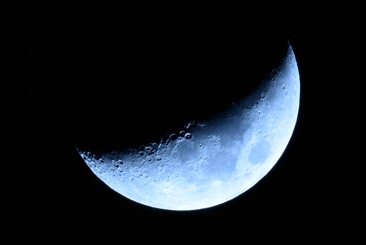SLACKHOLIC's tweet photo. 21時頃の月。

#SD60SS
#D5500
#天体写真 https://t.co/t5cKKZ3xaL