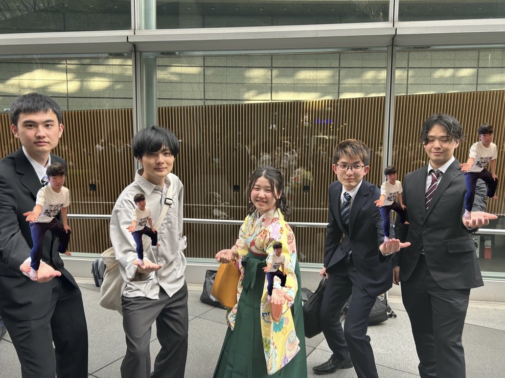 someyanaband's tweet photo. 【報告②】
先日学位記が授与されました．4年生メンバーはそれぞれの道を歩むこととなり，同時に我々の活動も終了となります．結成から2年弱ですが，応援してくださってありがとうございました！
写真は素敵なステージ(※)を披露してくれたぶっちー，そして5体に分身したしおんと共に… https://t.co/Y5o5tORgrZ