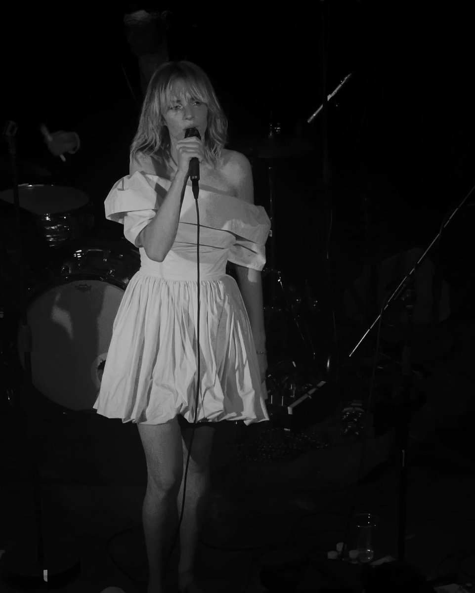 smalltownrobin's tweet photo. Honestly this look still takes me tf out she's an actual princess https://t.co/w5HVgdygop