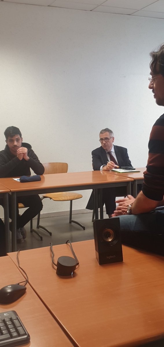 Clemi_ot's tweet photo. 🚀 Lancement de la #SPM2023 dans le Cher au @LyceePEM avec M. Le DASEN | Rencontre avec le journaliste Carl Dechâtre @FB_Berry et des étudiants de BTS 
Des questions très pertinentes sur la liberté de la presse et des médias en France 
#EducMediasInfo https://t.co/xWthQX0XKe