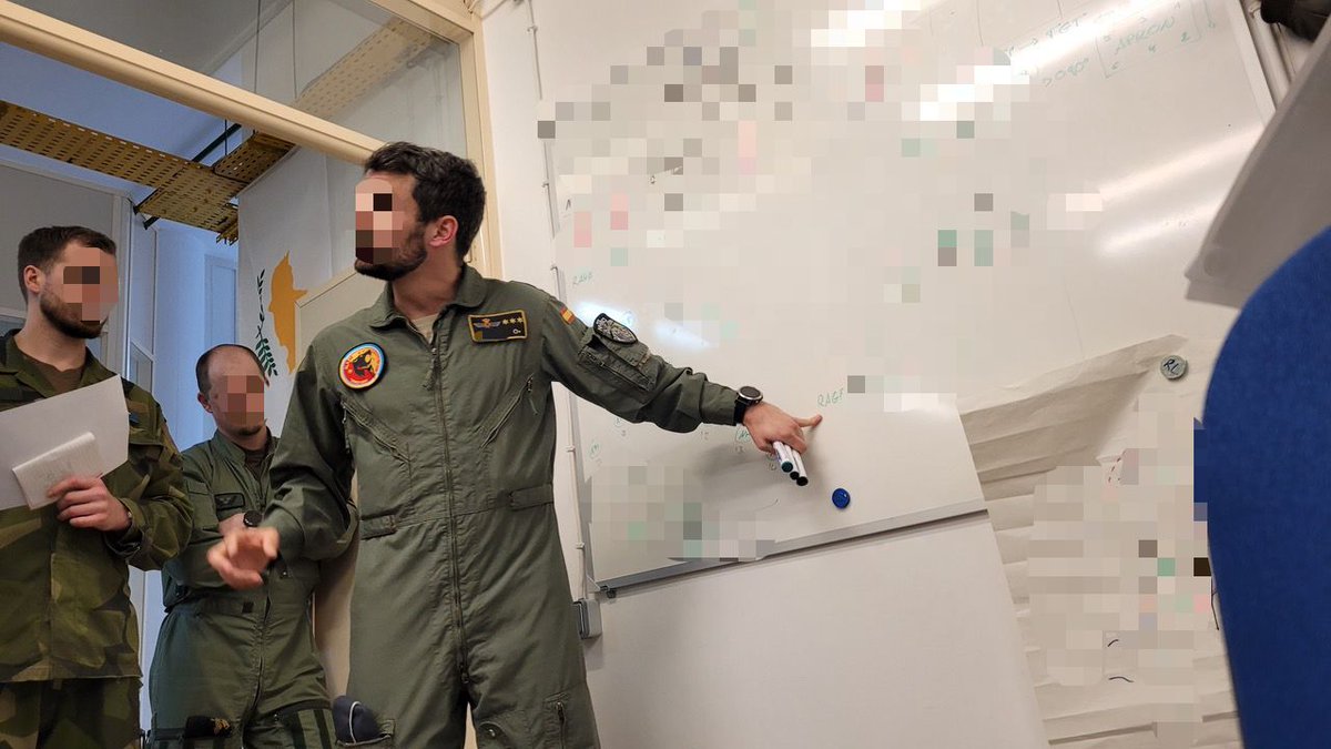 Ala48_ea's tweet image. Nuestros pilotos finalizan el COMAO Planning Course, realizado en el Centro Multinacional de Formación de Helicópteros #MHTC 🇵🇹
📖 En este curso se instruye a pilotos de diversos paises en el planeamiento de misiones de  🚁 en las que participan conjuntamente.