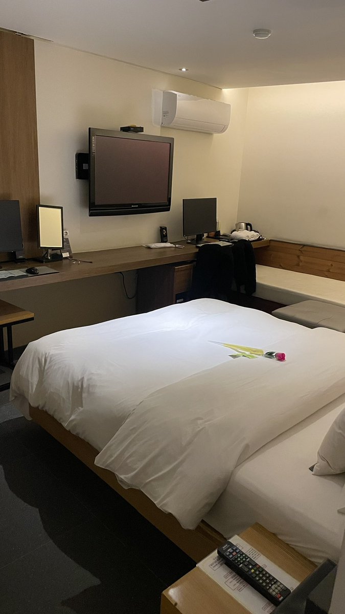 theomcx's tweet photo. J'avais besoin d'un logement en urgence j'ai pas fait attention j'ai réservé dans un love hotel AHAHAHA la rose et les capotes sur le lit

Je pousse le concept du self love un peu loin https://t.co/anLCShRnP9