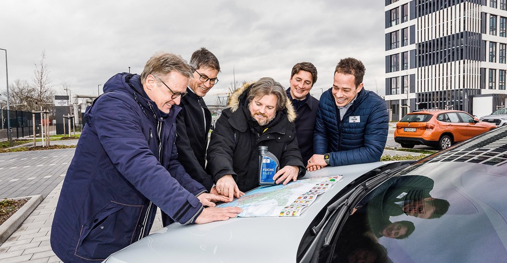 Welcome to a special meeting with CEO Stefan Fuchs, our FUCHS E-mobility specialists, and record electric driver Rainer Zietlow. The subject? Final arrangements for an epic journey of ice and lightning....
 
#MOVINGYOURWORLD #FUCHS #electricmobility
