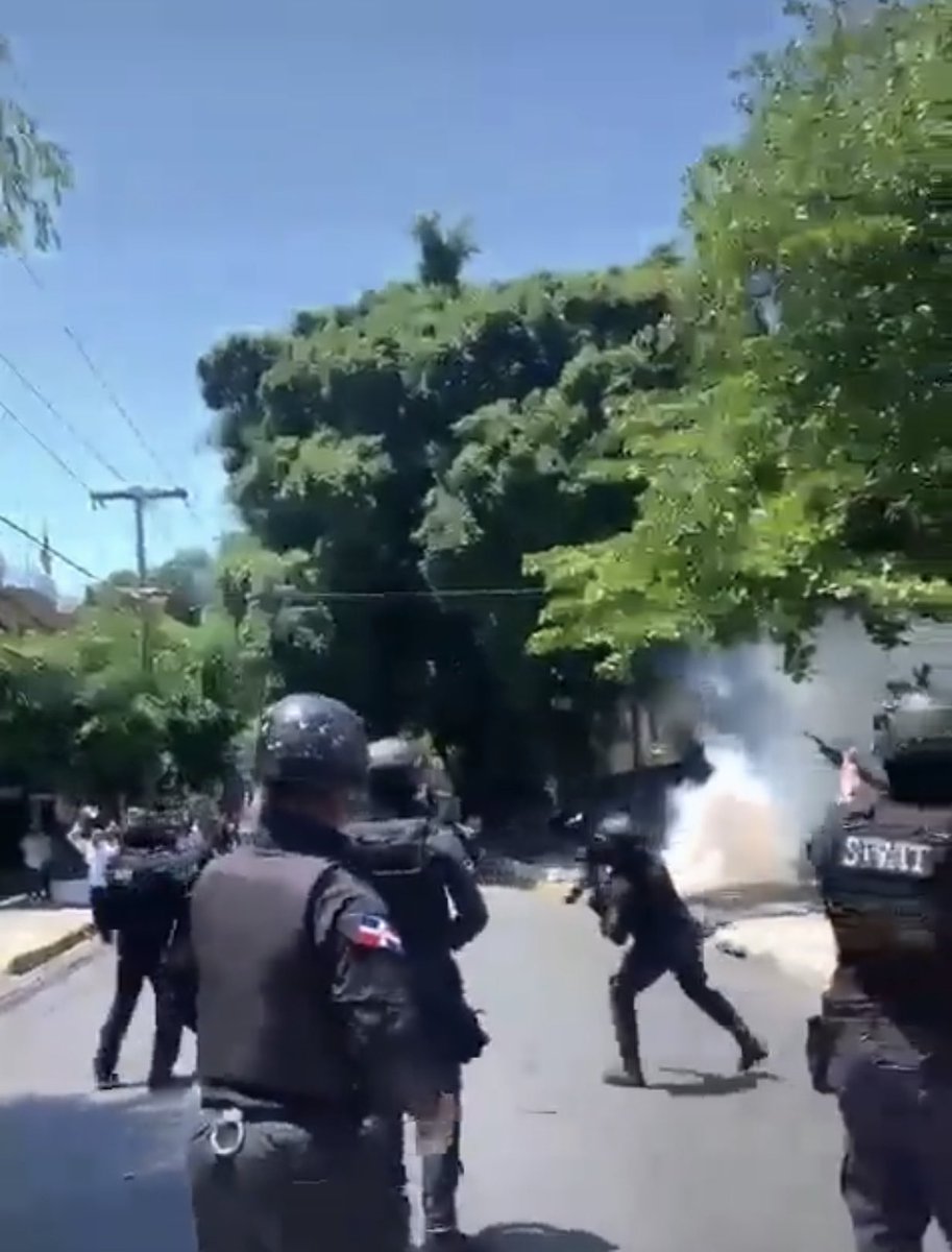 miltonginebra's tweet photo. Cuando un gobierno comienza a incentivar y patrocinar el atropello a los derechos de la ciudadanía,se convierte en un régimen. Eso pasa en Nicaragua,Vzla,Cuba. Rep. Dominicana con este gobierno del #PRM va por el mismo camino.
El #PLD seguirá en las calles.
#AbelPresidente⭐️✊✌️ https://t.co/LK6uLORXLs