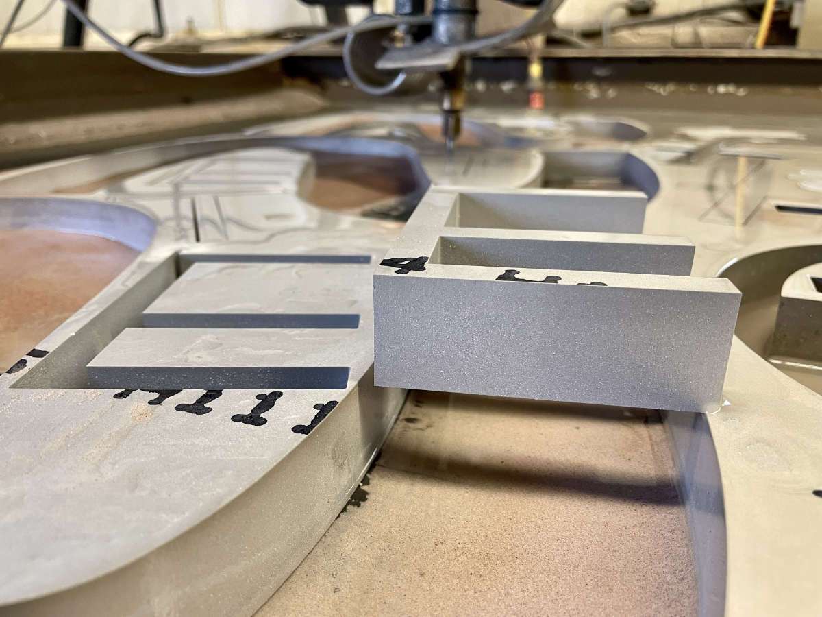 Aluminiumbuchstaben aus 30 mm starkem Vollmaterial #frischgeschnitten #werkstattblick #schneidwerkhohl  #premiumqualität #signaletik #werbetechnik #typografie #3dbuchstaben #3dletters  #grafikdesign #signaletique #cutoutletters #wayfindingsignage #wasserstrahlschneiden