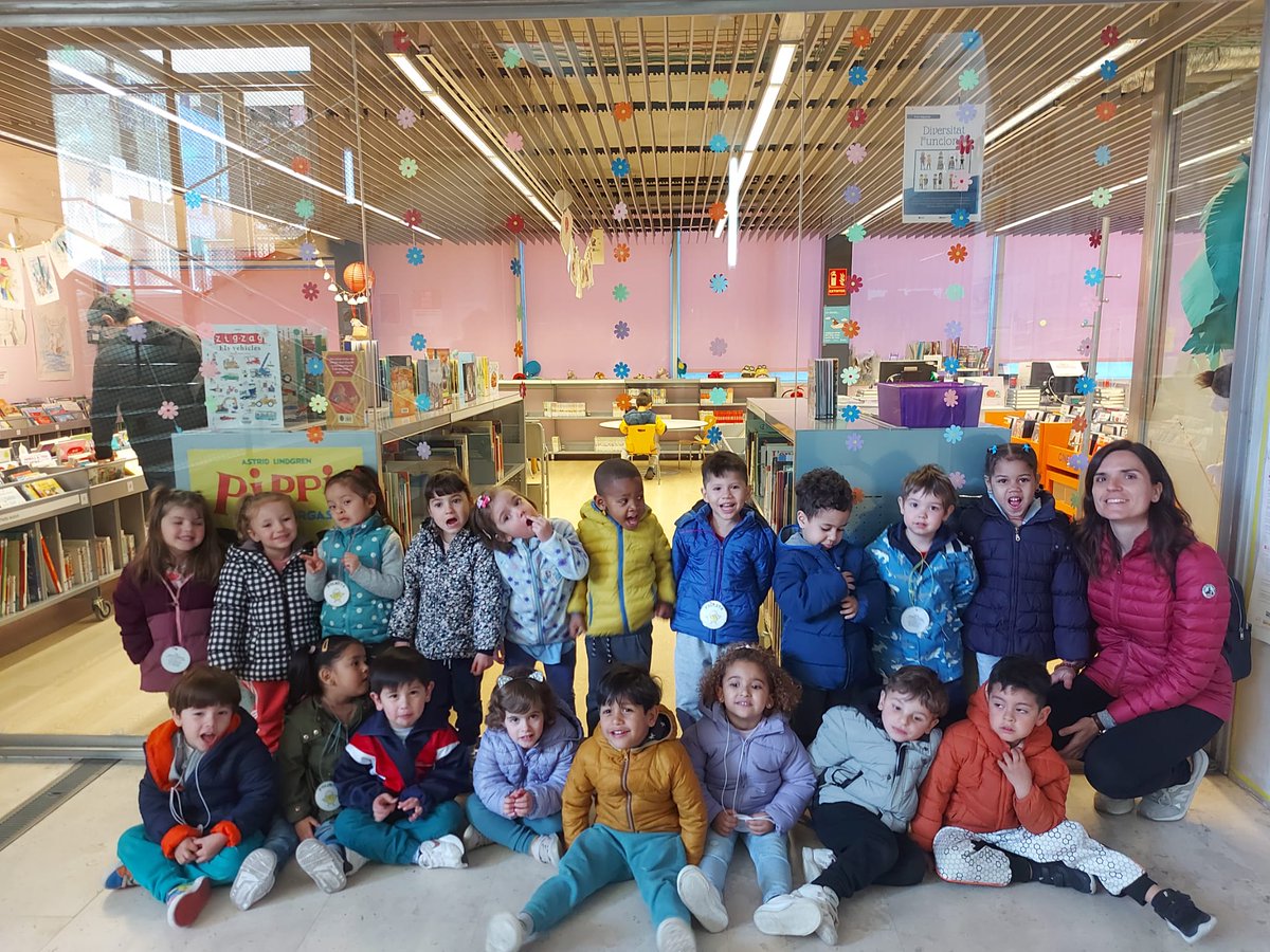 epompeufabra's tweet photo. La biblioteca d'Europa Fira ha rebut la visita de les nenes i dels nens de I3B. Hi han passat una bonica estona gaudint dels contes! @afapompeulh @LHEDUCACIO @BibliotequesLH @CRPHospitalet https://t.co/HsNv3F2iYv
