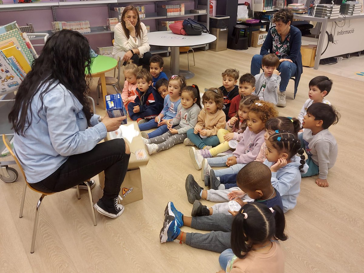 epompeufabra's tweet photo. La biblioteca d'Europa Fira ha rebut la visita de les nenes i dels nens de I3B. Hi han passat una bonica estona gaudint dels contes! @afapompeulh @LHEDUCACIO @BibliotequesLH @CRPHospitalet https://t.co/HsNv3F2iYv