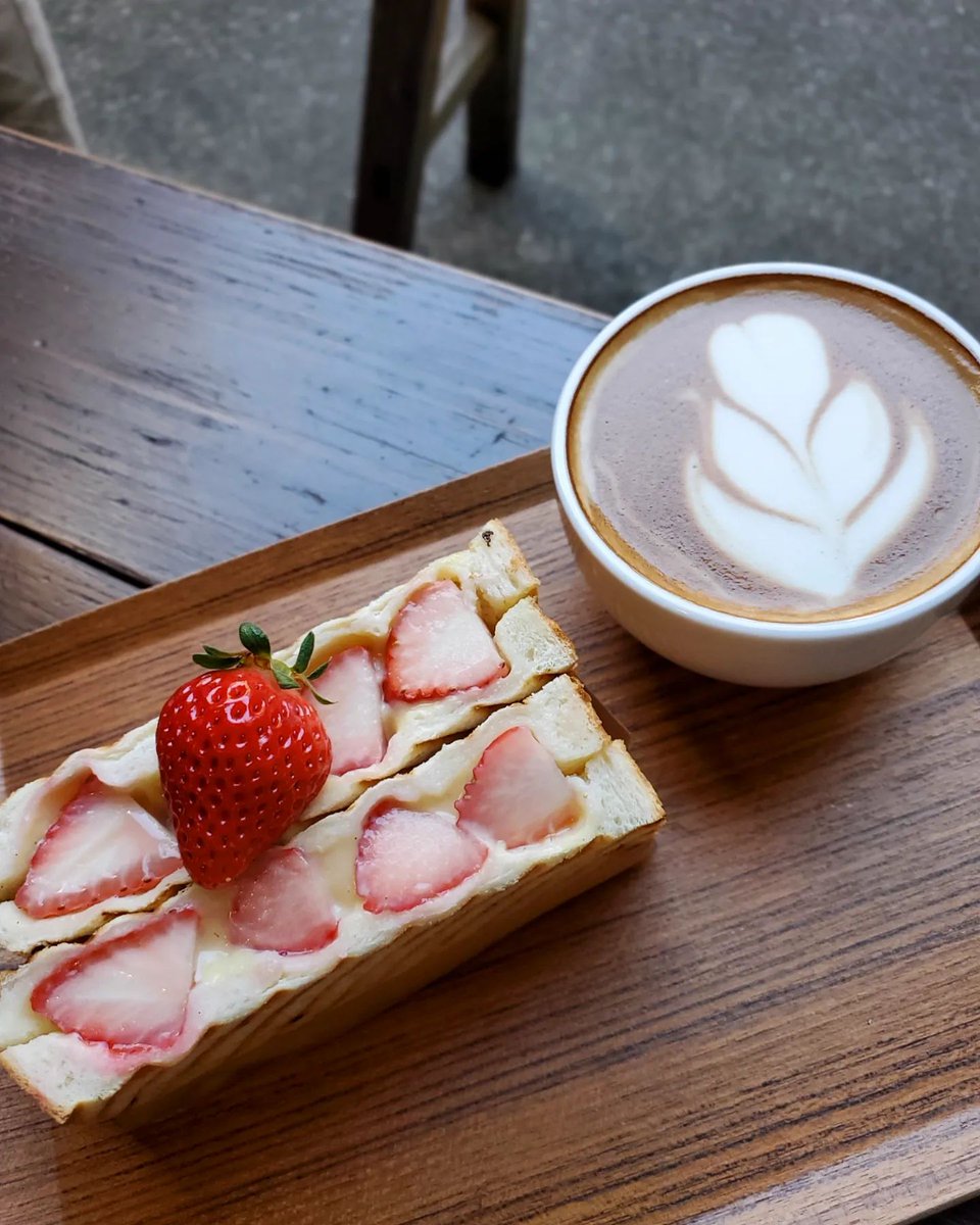 megusan426's tweet photo. 【京都おしゃれCafe☕︎】
megmeg426 👈️他の京都投稿
.
先週だったかな。
京都水族館の帰りに 夫と行った
この��フェ、すごく良かったー♡
https://t.co/yX4xOgl7N8 
.
いちごとカスタードが絶妙な… https://t.co/S6XKSfCWzw https://t.co/ebnJOlY54F