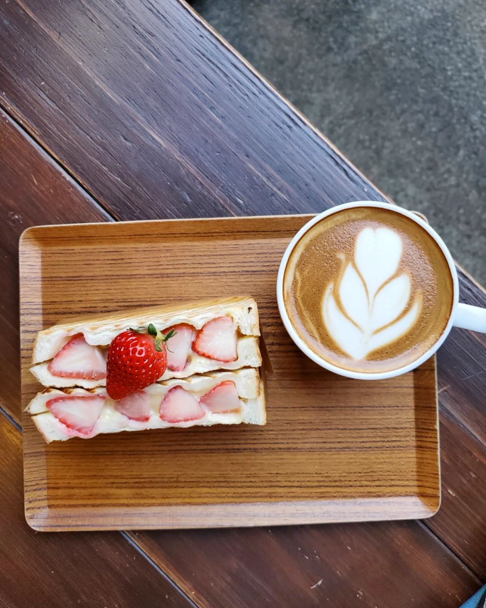 megusan426's tweet photo. 【京都おしゃれCafe☕︎】
megmeg426 👈️他の京都投稿
.
先週だったかな。
京都水族館の帰りに 夫と行った
この��フェ、すごく良かったー♡
https://t.co/yX4xOgl7N8 
.
いちごとカスタードが絶妙な… https://t.co/S6XKSfCWzw https://t.co/ebnJOlY54F