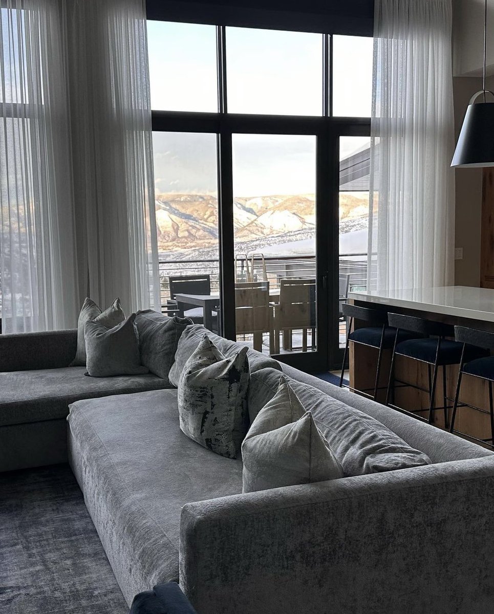LuxurySki's tweet photo. A place to relax after a long day of skiing on the mountain is essential. Snowmass, Colorado can give you an experience filled with both adventure and tranquility. ✨

📸: @foftripdesign https://t.co/haI3vJadL7
