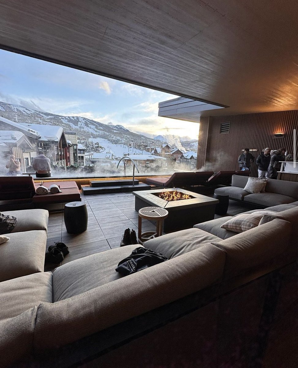 LuxurySki's tweet photo. A place to relax after a long day of skiing on the mountain is essential. Snowmass, Colorado can give you an experience filled with both adventure and tranquility. ✨

📸: @foftripdesign https://t.co/haI3vJadL7