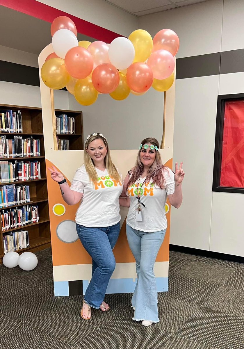 MacHSCounselors's tweet photo. 🌸MAC moms had a groovy time on Friday 🌸@IrvingISD 

✔️community donated wood 
✔️ @iisdCTE built bus
✔️@IrvingFineArts activity 
✔️ @PFE_IISD balloons
✔️@MacArthurCards counselors taught lesson on peace and love

Thank you all! Moms loved it 🌸
#powerofus #StrongerTogether https://t.co/hhiw5ZI0rK
