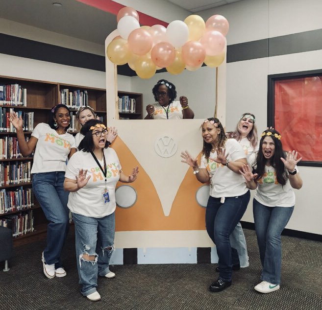 MacHSCounselors's tweet photo. 🌸MAC moms had a groovy time on Friday 🌸@IrvingISD 

✔️community donated wood 
✔️ @iisdCTE built bus
✔️@IrvingFineArts activity 
✔️ @PFE_IISD balloons
✔️@MacArthurCards counselors taught lesson on peace and love

Thank you all! Moms loved it 🌸
#powerofus #StrongerTogether https://t.co/hhiw5ZI0rK