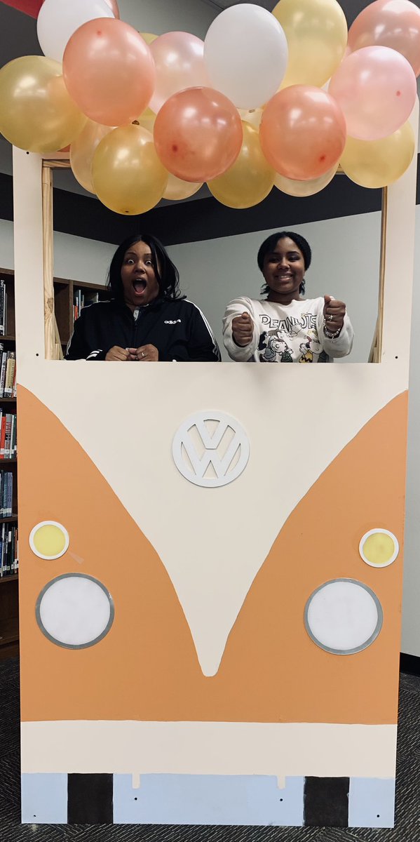 MacHSCounselors's tweet photo. 🌸MAC moms had a groovy time on Friday 🌸@IrvingISD 

✔️community donated wood 
✔️ @iisdCTE built bus
✔️@IrvingFineArts activity 
✔️ @PFE_IISD balloons
✔️@MacArthurCards counselors taught lesson on peace and love

Thank you all! Moms loved it 🌸
#powerofus #StrongerTogether https://t.co/hhiw5ZI0rK