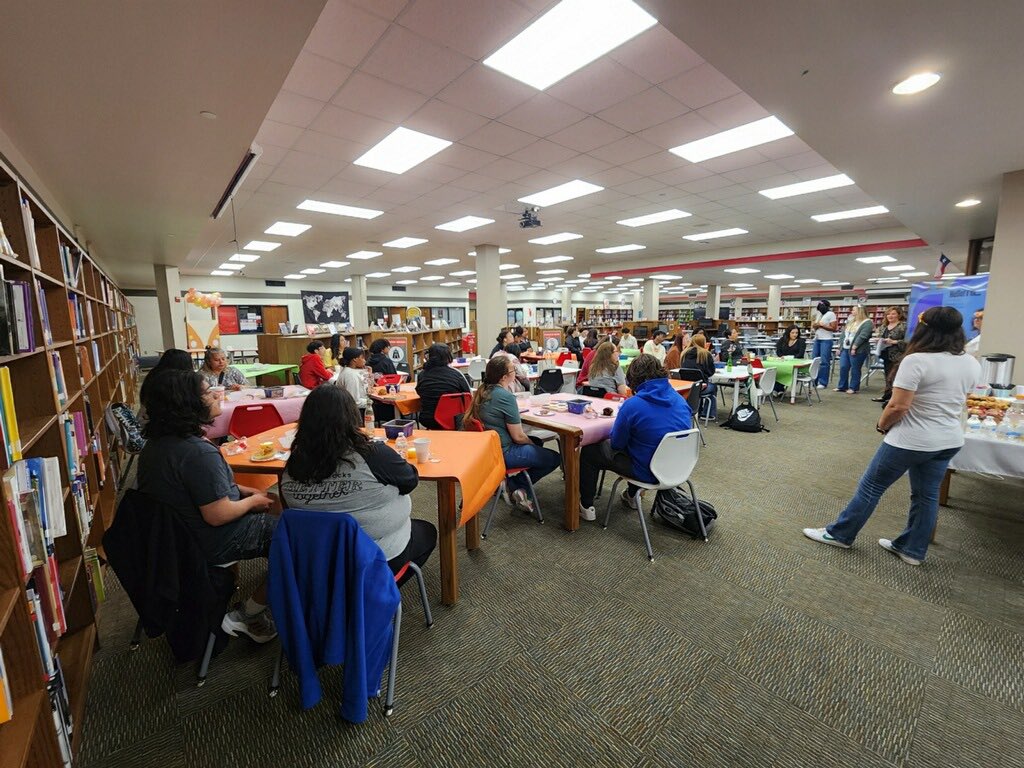 MacHSCounselors's tweet photo. 🌸MAC moms had a groovy time on Friday 🌸@IrvingISD 

✔️community donated wood 
✔️ @iisdCTE built bus
✔️@IrvingFineArts activity 
✔️ @PFE_IISD balloons
✔️@MacArthurCards counselors taught lesson on peace and love

Thank you all! Moms loved it 🌸
#powerofus #StrongerTogether https://t.co/hhiw5ZI0rK