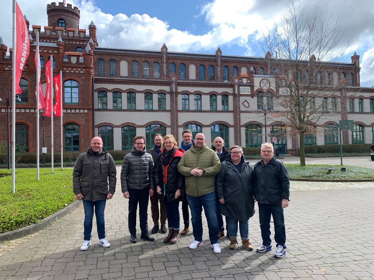hwkdortmund's tweet photo. Heute Führung und Austausch mit der @SPD_Fraktion_DO in unserem Bildungszentrum Hansemann! Das Zentrum, der #Fachkräftemangel und die Bedeutung des #Handwerks für den Standort Dortmund standen im Mittelpunkt des Gesprächs🗣️👥 https://t.co/rgWtPppbN1