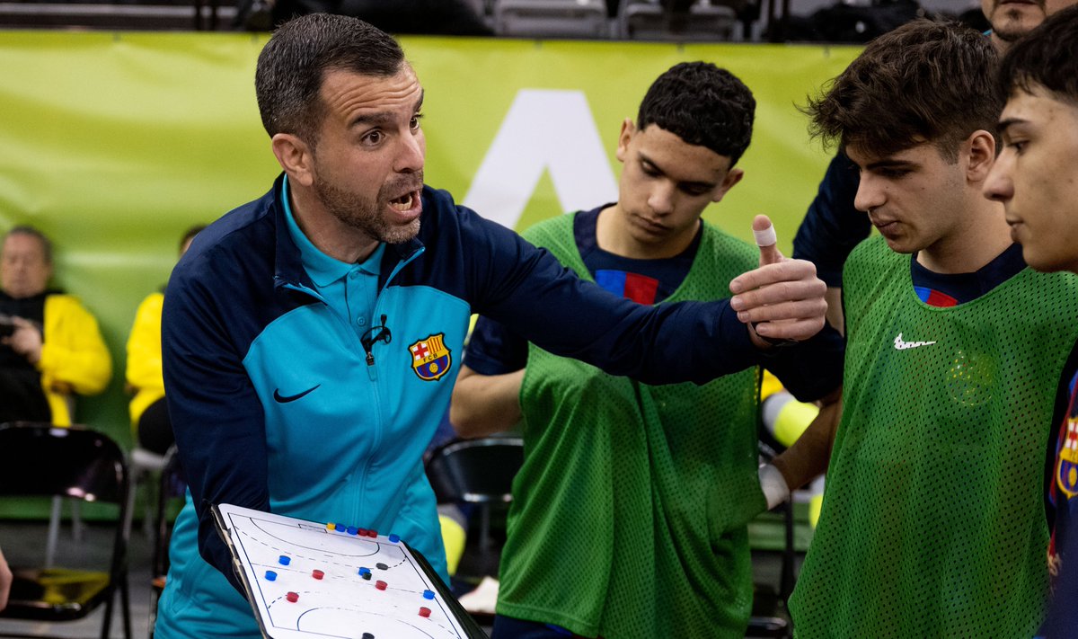 FutSalRFEF's tweet photo. 📐 @PepRuiz1985, el arquitecto del doblete

🏆🏆 El @FCBfutbolsala Juvenil es el primer campeón de la presente División de Honor y conquistó en enero la Copa de España 

🎙️ Hablamos con su entrenador sobre este gran momento de su equipo

🧵 ¿Te vienes?

🔗 https://t.co/DDpzKk9aKX https://t.co/LfABal07JO