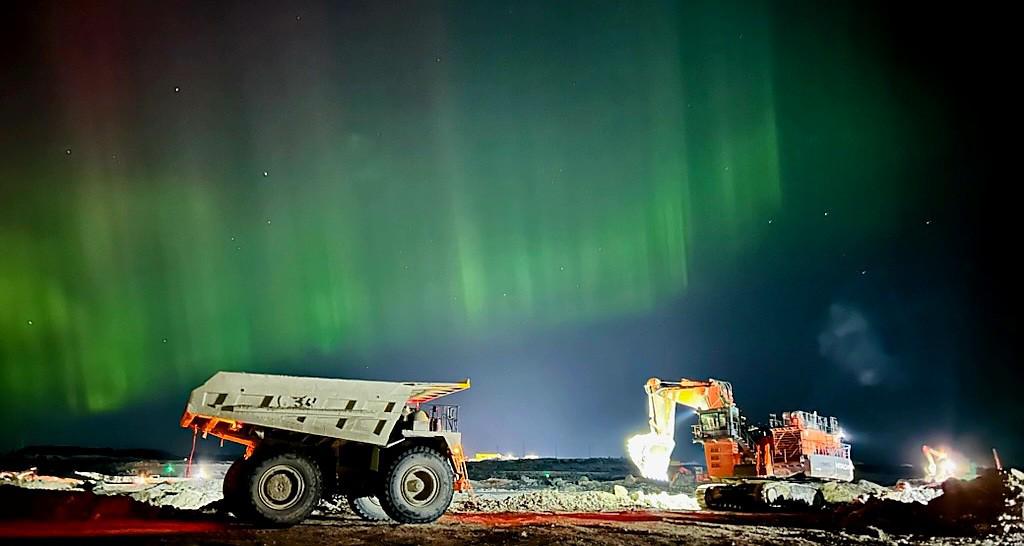 NACGConstructs's tweet photo. North American crews were treated to a stunning light show at IAMGOLD's Cote Gold Mine in Northern Ontario this week. https://t.co/lMRdvYRiml