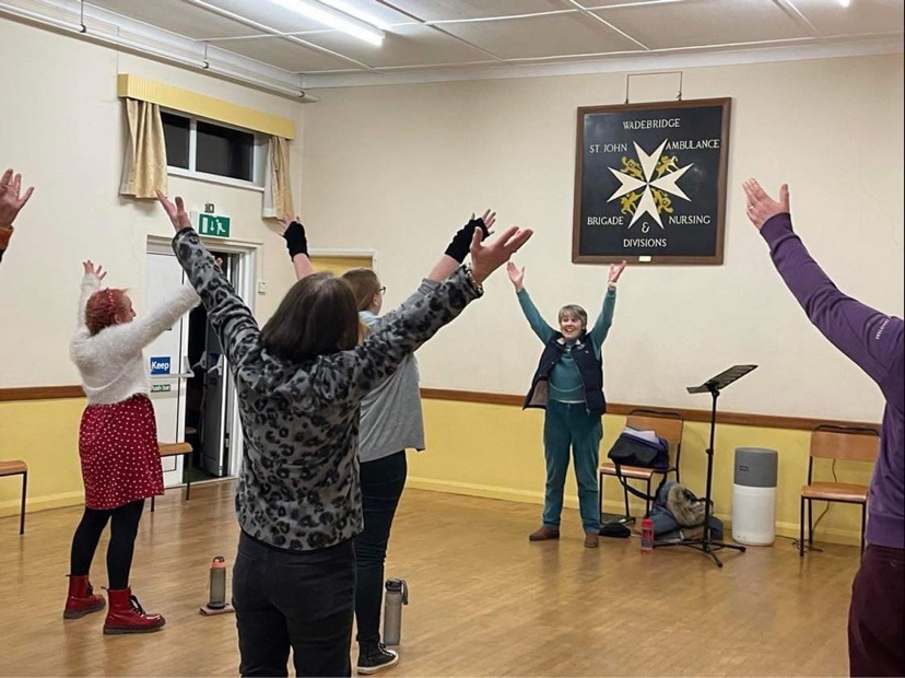 _MoreHarmony's tweet photo. RAISE YOUR HANDS IN THE AIR LIKE YOU JUST DON'T CARE! 🥳 

It's our favourite day of the week!  If you're a woman aged 16+  looking for a new hobby, why not pop down to #Wadebridge Ambulance Hall tonight from 7pm and give a cappella #singing a try?! 🎶

#MoreHarmony #SingLABBS https://t.co/aUkdhX4NZU