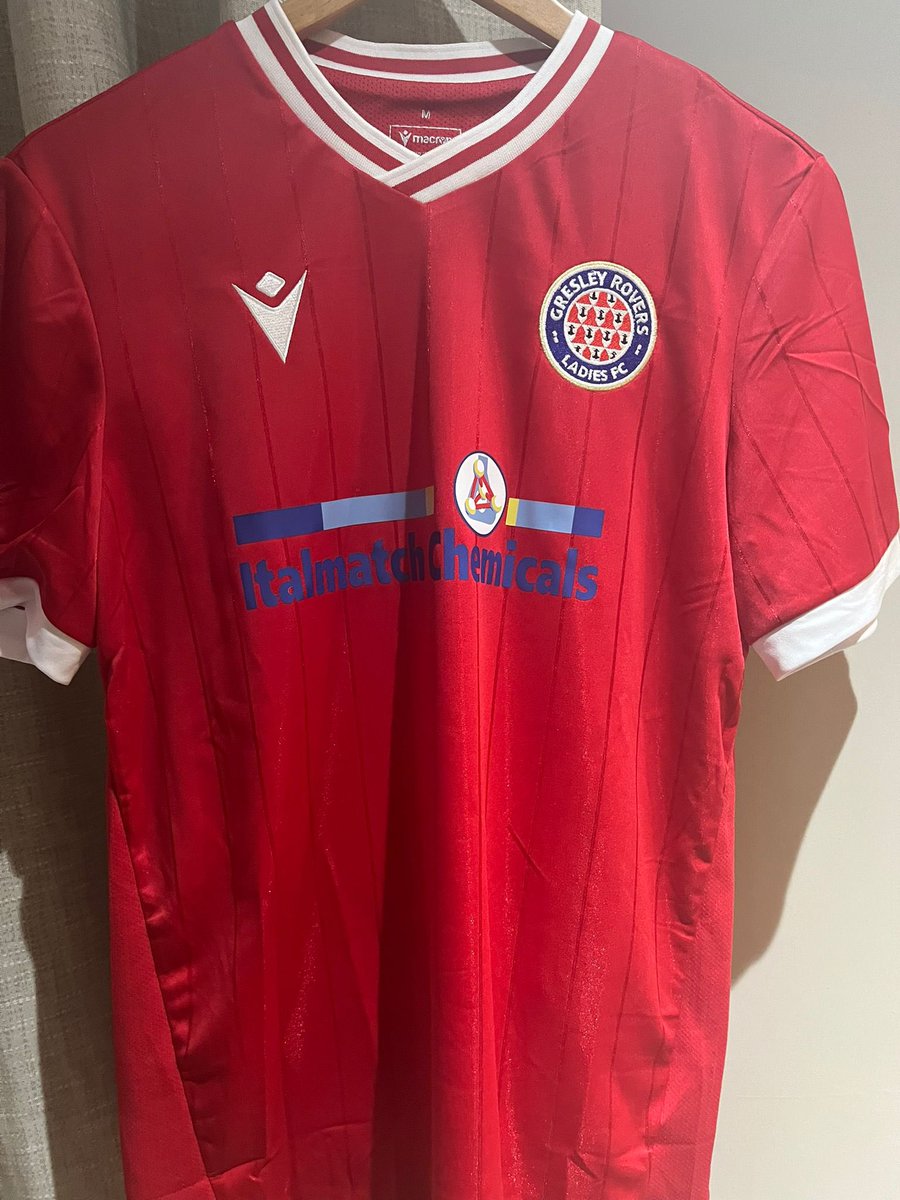 Simon_Costigan's tweet photo. Absolutely love ❤️ the new @Gresleygirls_FC @MacronSports home kit looks first class. Thanks to Macron East Midlands for delivering what they needed. @GresleyRovers @GresleyAcademy #oneclub https://t.co/mk9s8F2uzx