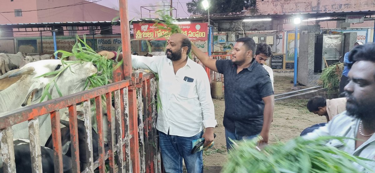 TeamECF_'s tweet photo. As Part Of #RamCharan𓃵 Bday Celebrations, Our ECF Cults Performed Gau Tulabaram 🚩🙏 For The Wellbeing Of Our Demigod @AlwaysRamCharan Anna..
#HBDGlobalStarRamCharan
#GameChanger
#HappyBirthdayRamCharan https://t.co/NGcl0Iu8zh