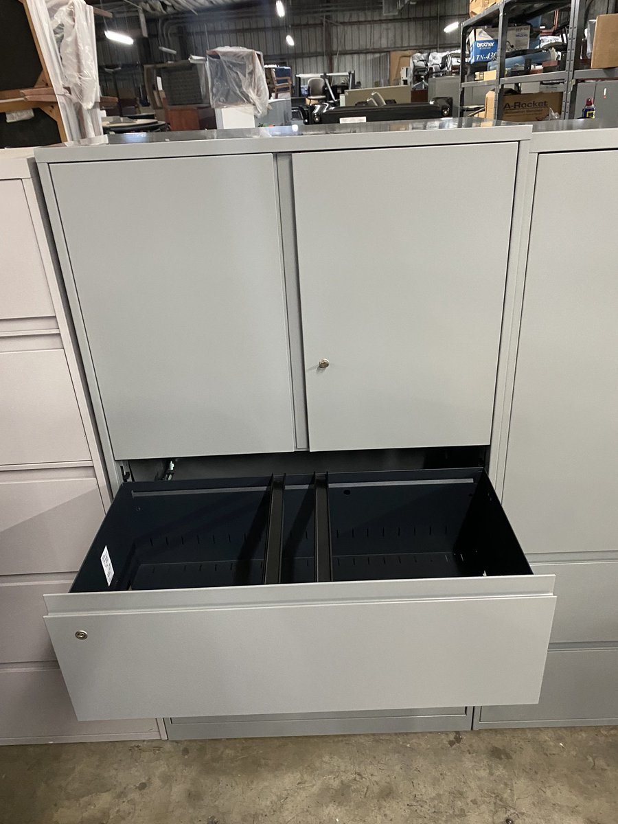 DFSIHOUSTON's tweet image. Steelcase 900 series combination cabinet, commercial grade heavy duty, metal in light gray finish, storage top, file hanging frames, fit letter or legal files, working lock with key, dimensions : 36” wide x 18” deep x 65.5” height #steelcase #combinationcabinets #filecabinets
