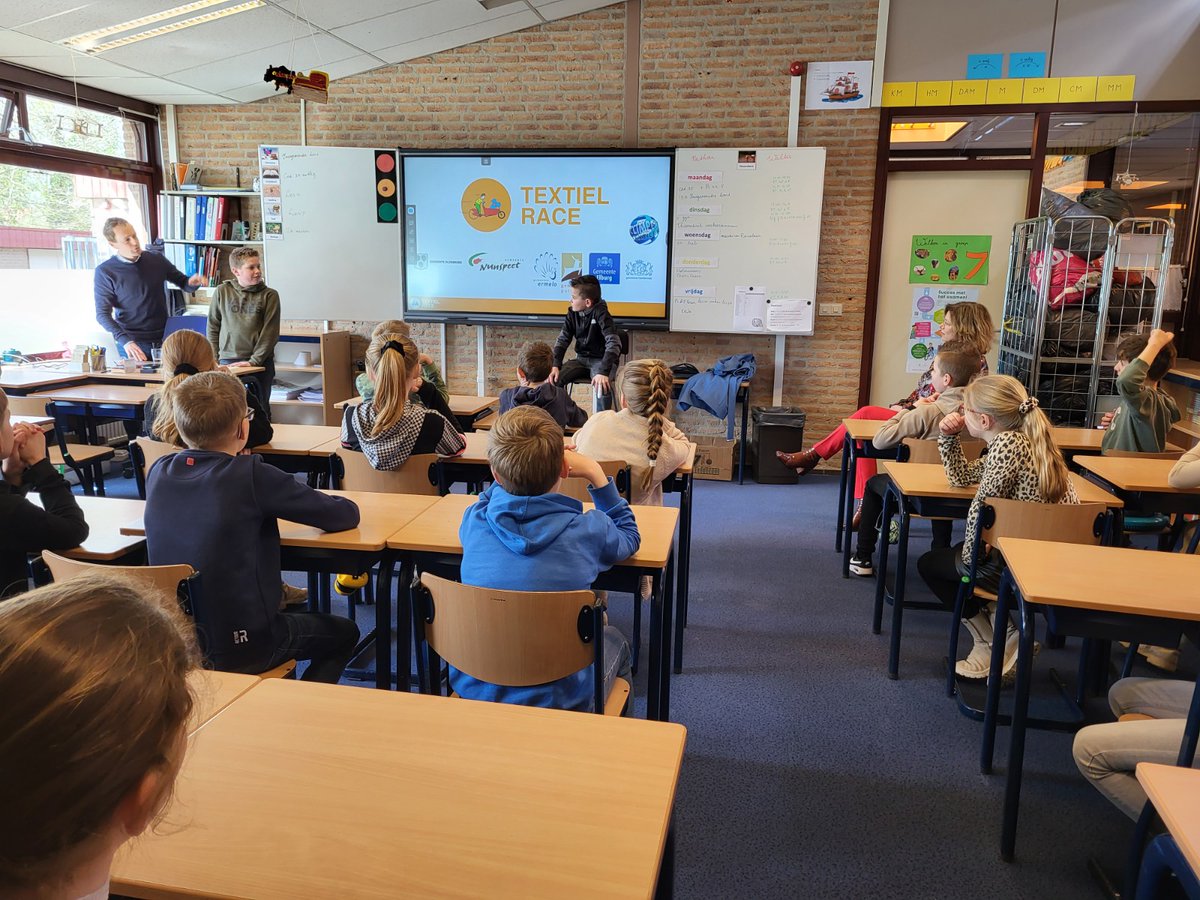 Wat hebben ze al veel textiel ingezameld op Ds. C. de Ridderschool!💪 Burgemeester Céline was onder de indruk. Ze nam een kijkje op de school waar leerlingen een presentatie gaven over de Textiel Race.♻️

Heb je ook nog oud textiel? Laat het ophalen via bit.ly/36UAzfG.