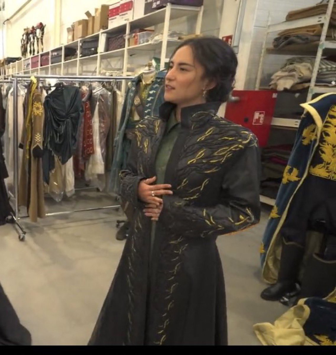 folklorisms's tweet image. something something alina waking up in the morning and putting aleksander’s kefta on because it smells like him while aleksander’s still in bed and smiling as he watches her try it on