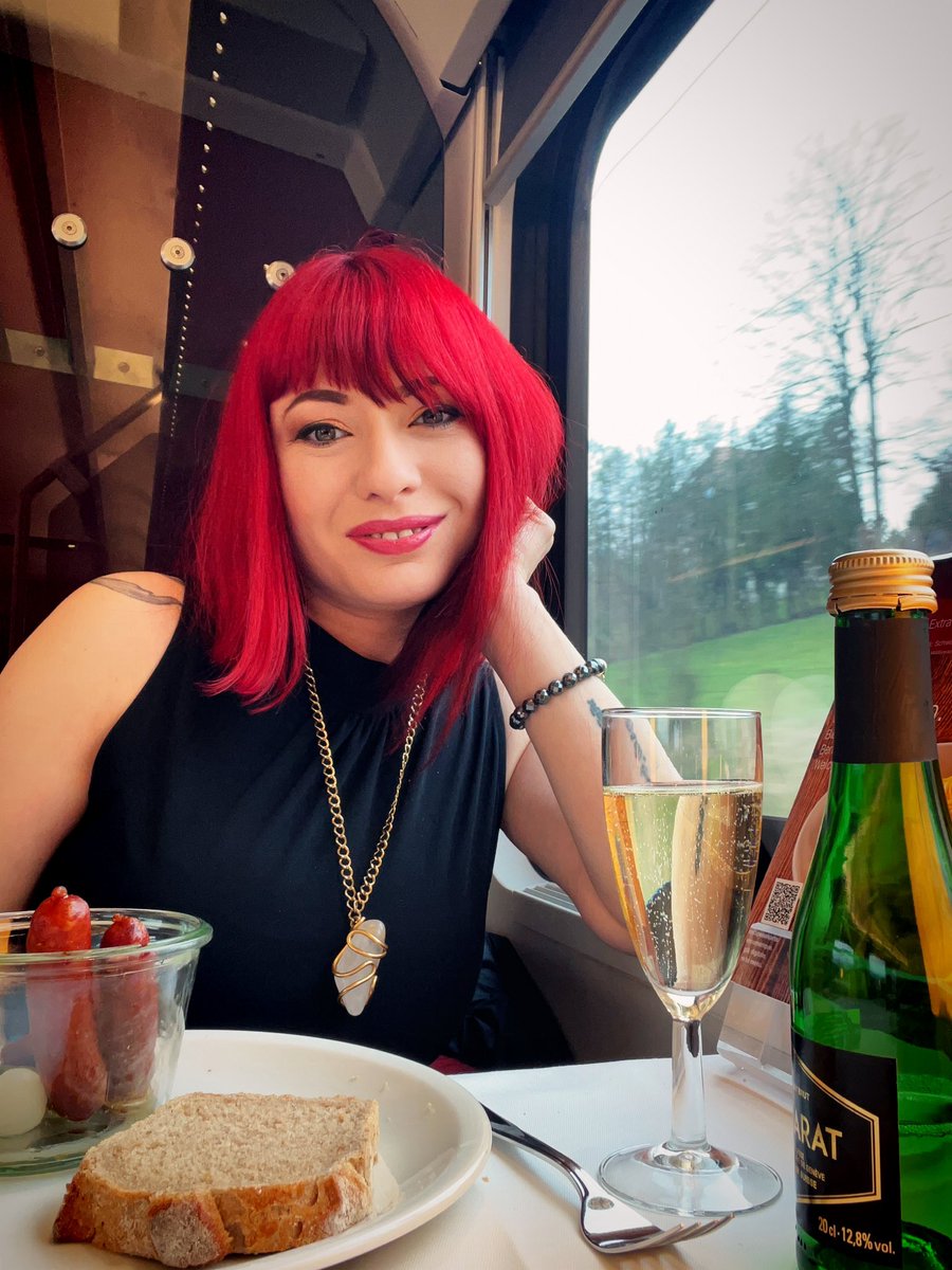 Laura London 𝕏 tweet media