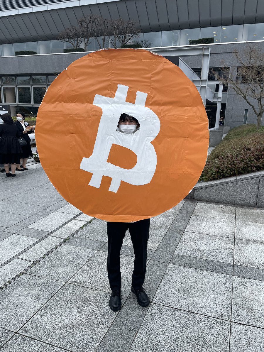 ビットコイン・スタンダード』は、オーストリア学派の貨幣論・国家論に基づいて、#BTC  の意義を説く入門書。タイトルは、金本位制(ゴールド・スタンダード)のアナロジー。 2021年の夏に読んで衝撃を受け、終には京大の卒業式で #BTC  の顔出しパネルを作るに至った。私の ...