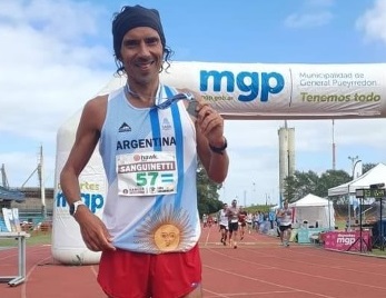 instintoamateur's tweet image. #Atletismo🏃 #CopaSudamericana #UltraDistancia Mar del Plata 🇦🇷

El tresarroyense Ulises Sanguinetti es el nuevo campeón nacional de 50Km en pista con #RécordNacional de 3hs4'15"

María de los Ángeles Pereyra se consagró en♀️, la puntaltense marcó 3hs43'40" 

#OrgulloBonaerense