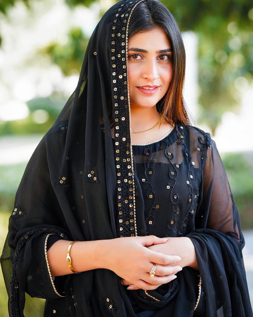 ShowbizAndNewz's tweet photo. #ZoiHashmi 🖤 https://t.co/WtkBB6x3sY