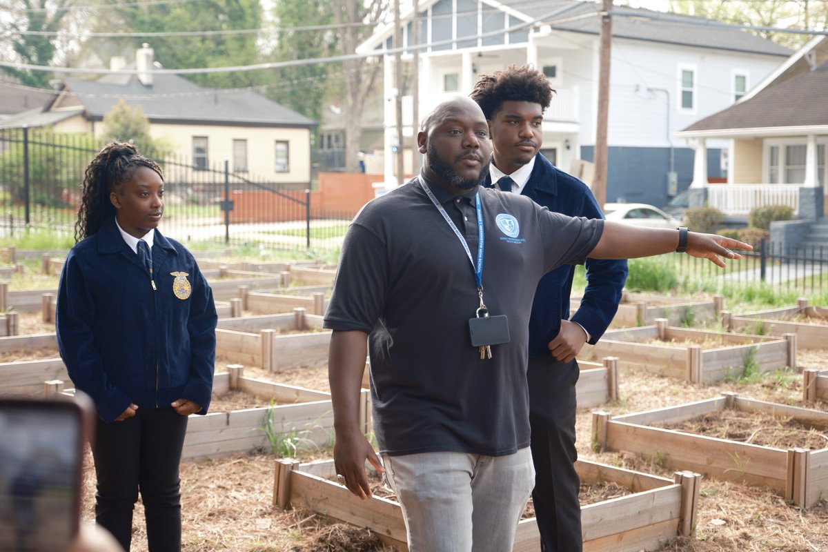 JimTalksTech's tweet photo. The @APSWashington #AGSTEM program & "These Walls Can Talk" tour were highlights of the Propel Lab unveiling. @APSInstructTech @apsupdate @BTW_STEMtastic https://t.co/tTkSRnBx28
