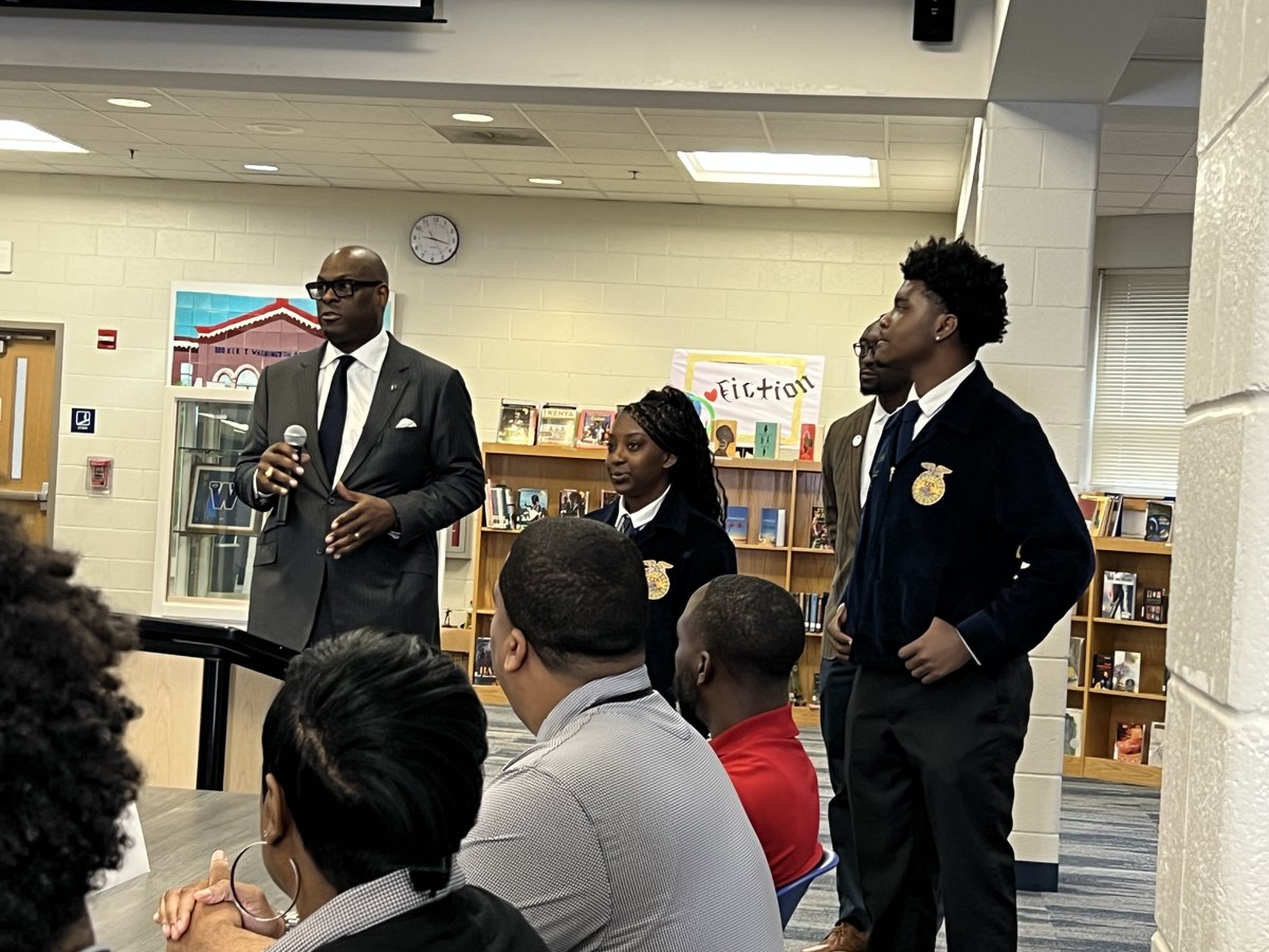 JimTalksTech's tweet photo. The @APSWashington #AGSTEM program & "These Walls Can Talk" tour were highlights of the Propel Lab unveiling. @APSInstructTech @apsupdate @BTW_STEMtastic https://t.co/tTkSRnBx28