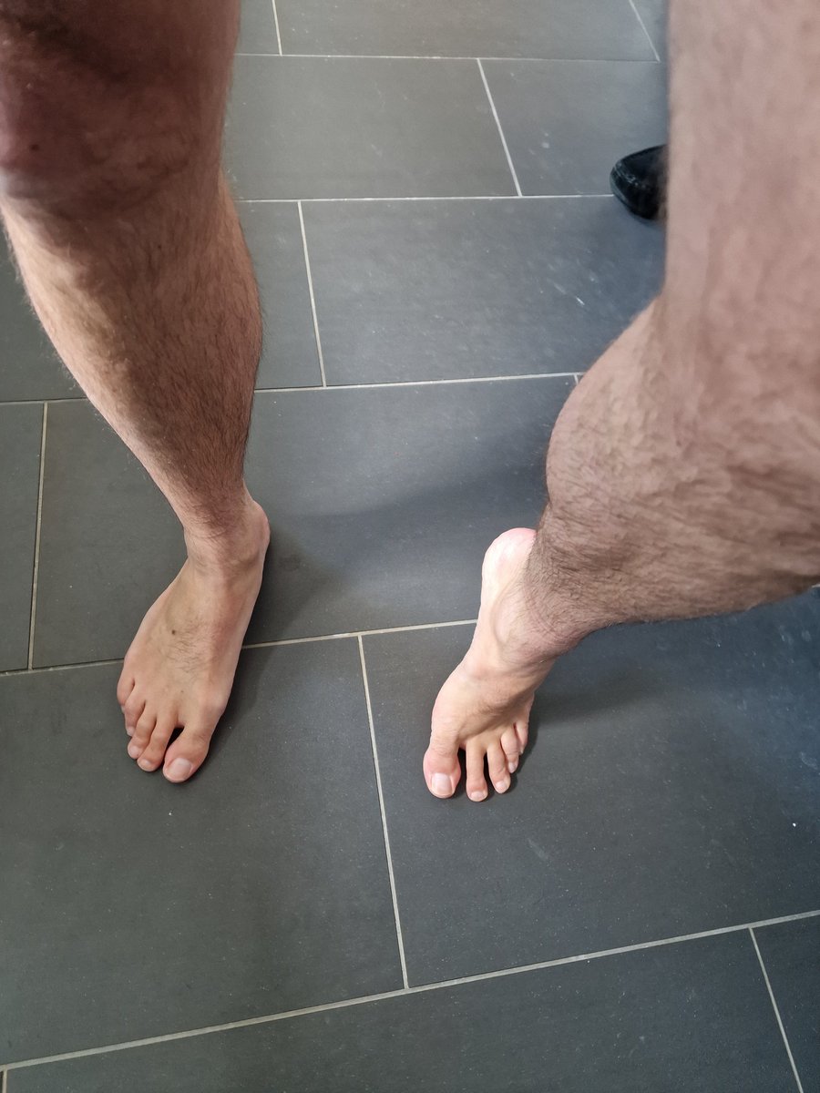 Flatfoot_11's tweet image. Who's joining? 
#showertime #feet #mensfeet 
onlyfans.com/strongfootforw…