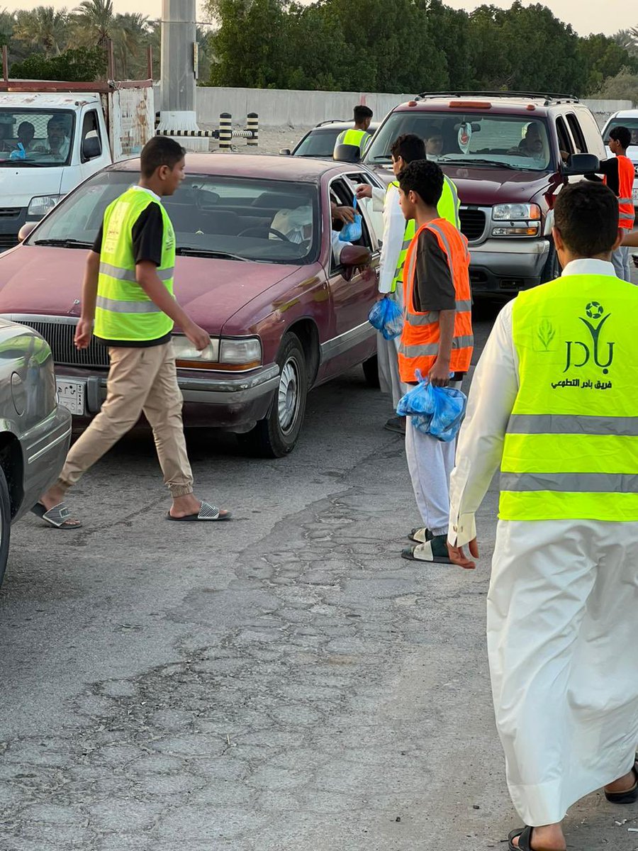 ACDK4166's tweet photo. ما زال أبطال فريق بادر التطوعي التابع لتنمية الكلابية يواصلون مسيرة العطاء والنماء من خلال توزيع وجبات الإفطار على مرتادي طريق الكلابية - المقدام  .

#رمضان_تنميه_الكلابية 
#تنميه_الكلابيه https://t.co/EFUAio25YW