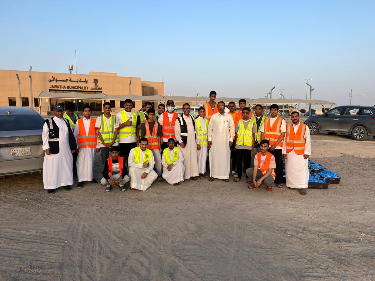 ACDK4166's tweet photo. ما زال أبطال فريق بادر التطوعي التابع لتنمية الكلابية يواصلون مسيرة العطاء والنماء من خلال توزيع وجبات الإفطار على مرتادي طريق الكلابية - المقدام  .

#رمضان_تنميه_الكلابية 
#تنميه_الكلابيه https://t.co/EFUAio25YW