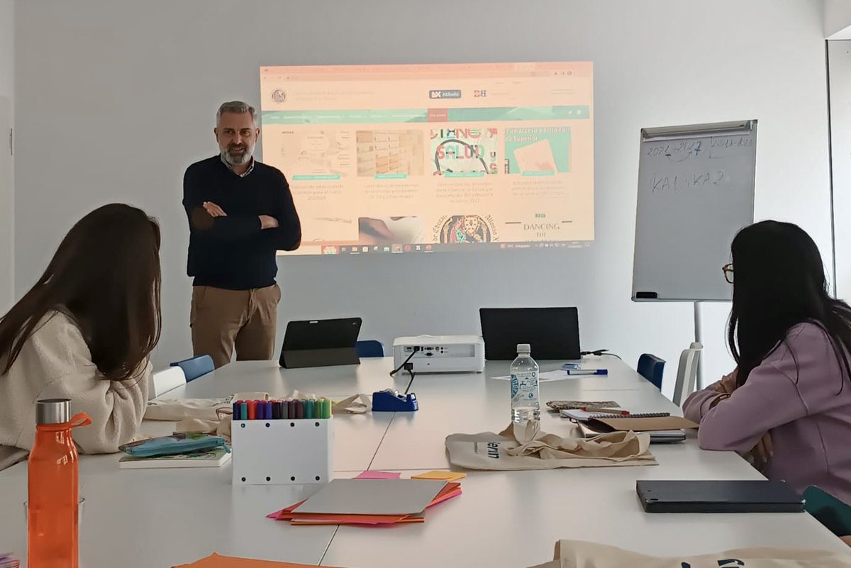 IAXerasmusPlus's tweet photo. En la presentación de los proyectos de @axradioes y ‘Formándonos para Europa’, del @iaxmurcia #ErasmusPlus dentro del curso ‘Our School Radio! Podcasts and New Media as an Educational Tool’ a cargo de @VivireMemento https://t.co/TjHoDDGnD0