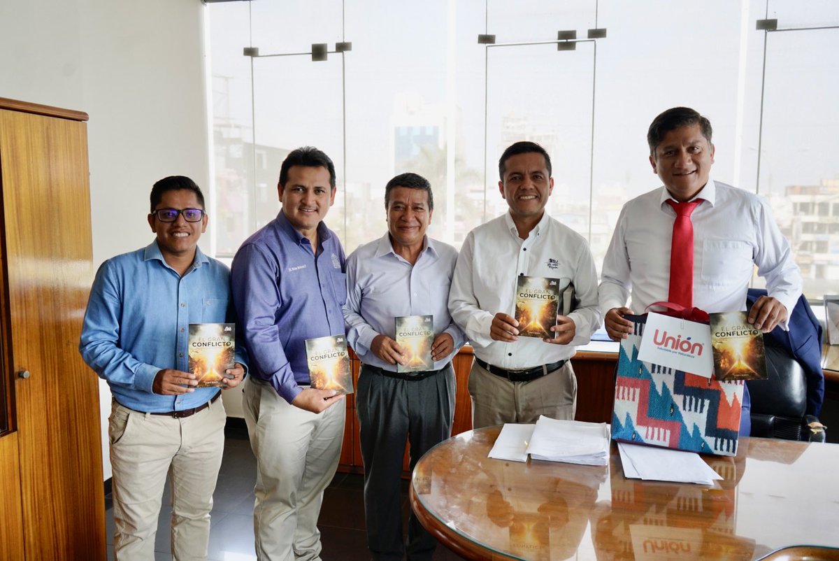 🔴 Líderes de la Misión Centro-Oeste del Perú llegan a la Municipalidad Distrital de Los Olivos para compartir el libro 📖 #ElGranConflicto con el Alcalde Luis Felipe Castillo 🙌, en el marco de la campaña de lectura #PerúSíLee 🇵🇪 #ImpactoEsperanza