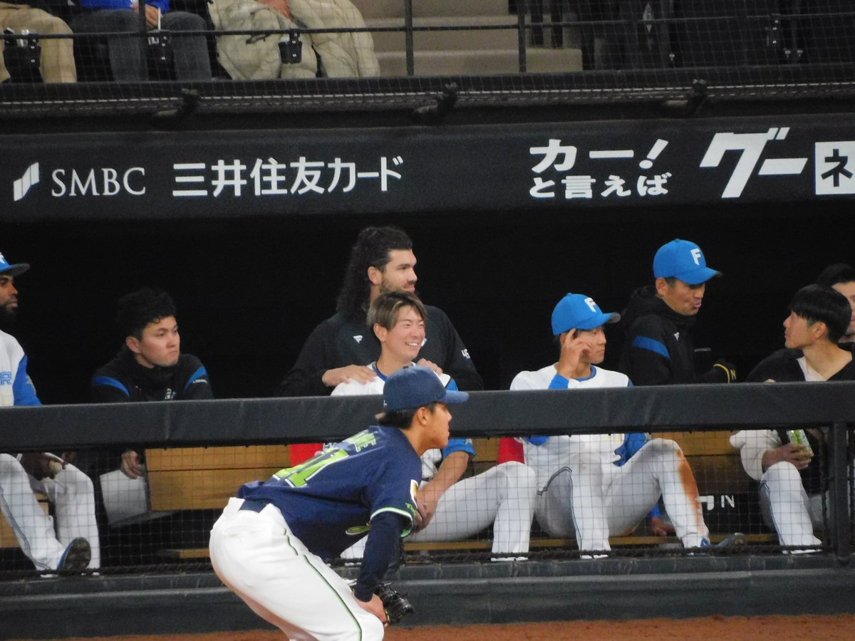SUMINAFHERO61's tweet photo. #2023年03月26日
#LoveFighters
#コディ・ポンセ
#松本剛
#石井一成
#sec135
#外野レフト1階席
#4列目
まつごーを労るポン
石井くんには「痛い!」って言われてた(笑) https://t.co/7PlS0DfFjM