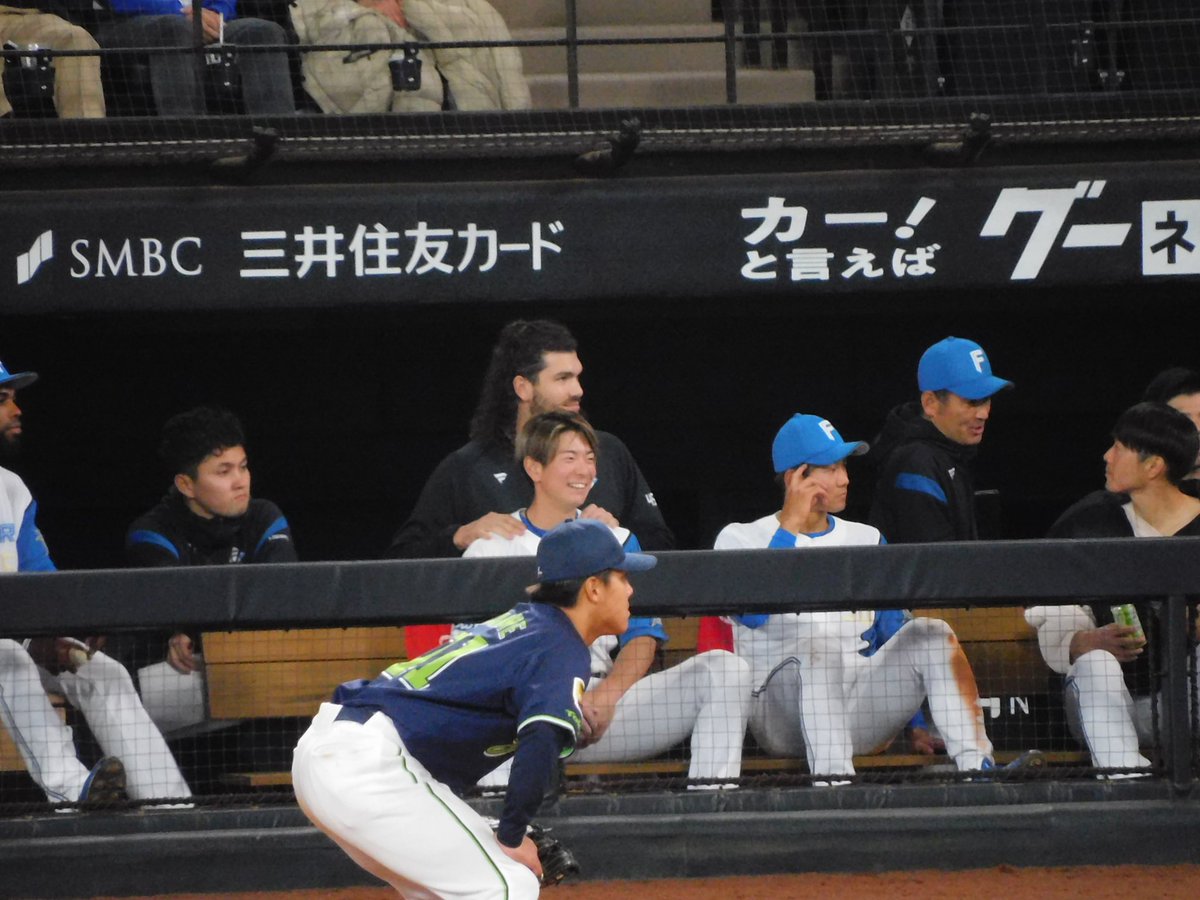 SUMINAFHERO61's tweet photo. #2023年03月26日
#LoveFighters
#コディ・ポンセ
#松本剛
#石井一成
#sec135
#外野レフト1階席
#4列目
まつごーを労るポン
石井くんには「痛い!」って言われてた(笑) https://t.co/7PlS0DfFjM