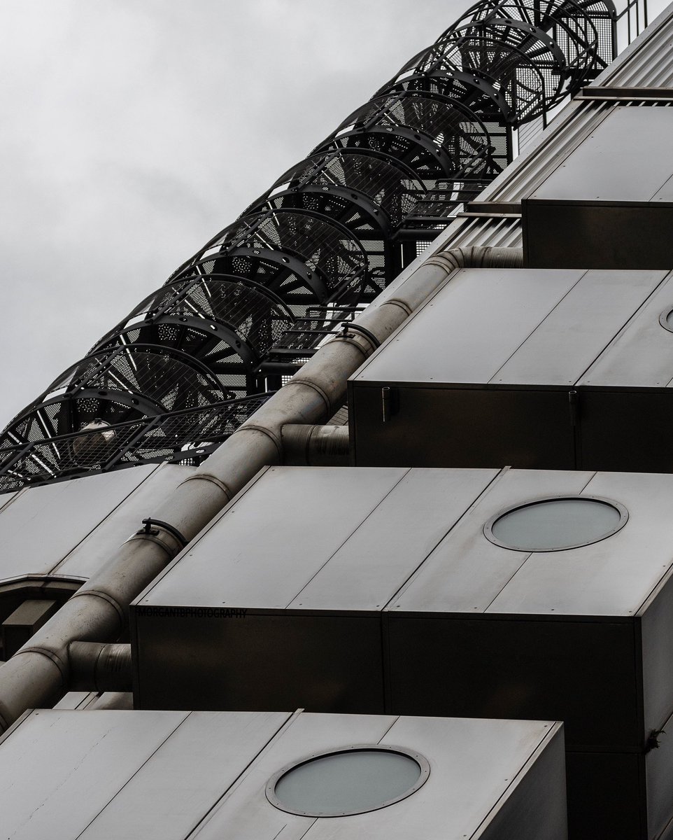 #lloydsbuilding #insideoutbuilding #hightecharchitecture #richardrogers #insideout #industrial #industrialdesign #industrialphotography #landscape #londonarchitecture #architecture #urbanlandscapephotography #landscapearchitecture #architecturelandscape #avantgarde #metal