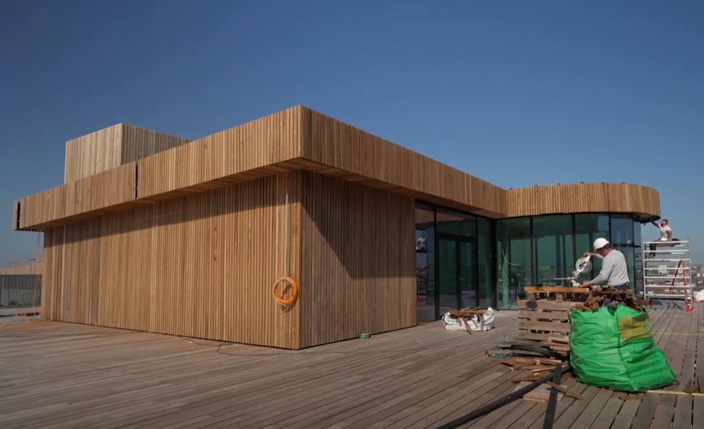 📽️ [#minutebois] Le #bois apporte une touche naturelle lorsqu’il habille nos façades. L’orientation de la pose exerce une influence sur l'esthétique et la mise en œuvre (importante à soigner). Découvrez comment orienter votre bardage lnkd.in/ekMjWRes
#bardage #bardagebois