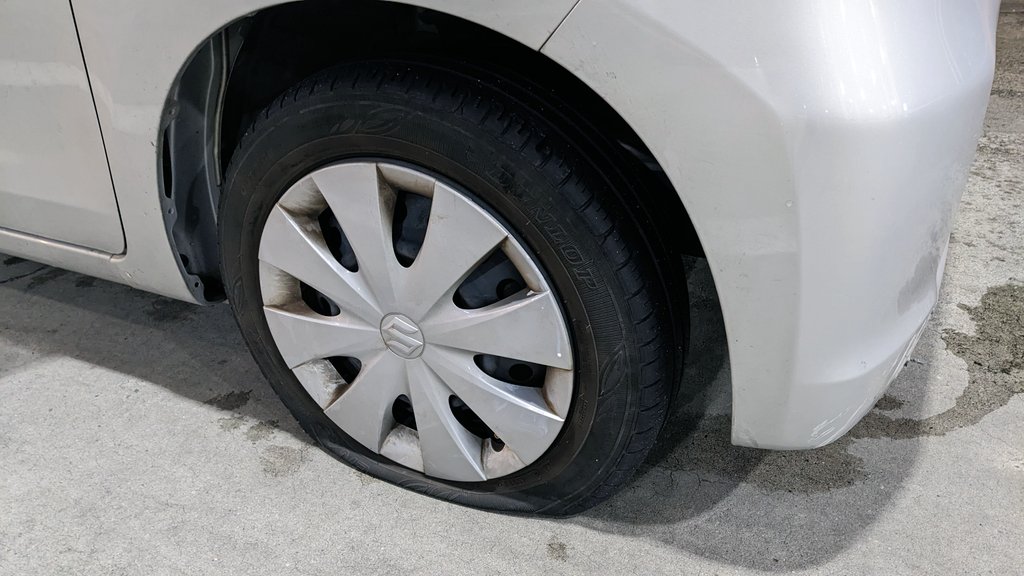 須山慶太 on Twitter: "諸般の事情でタイヤカット。JAF待ち中・・・。"