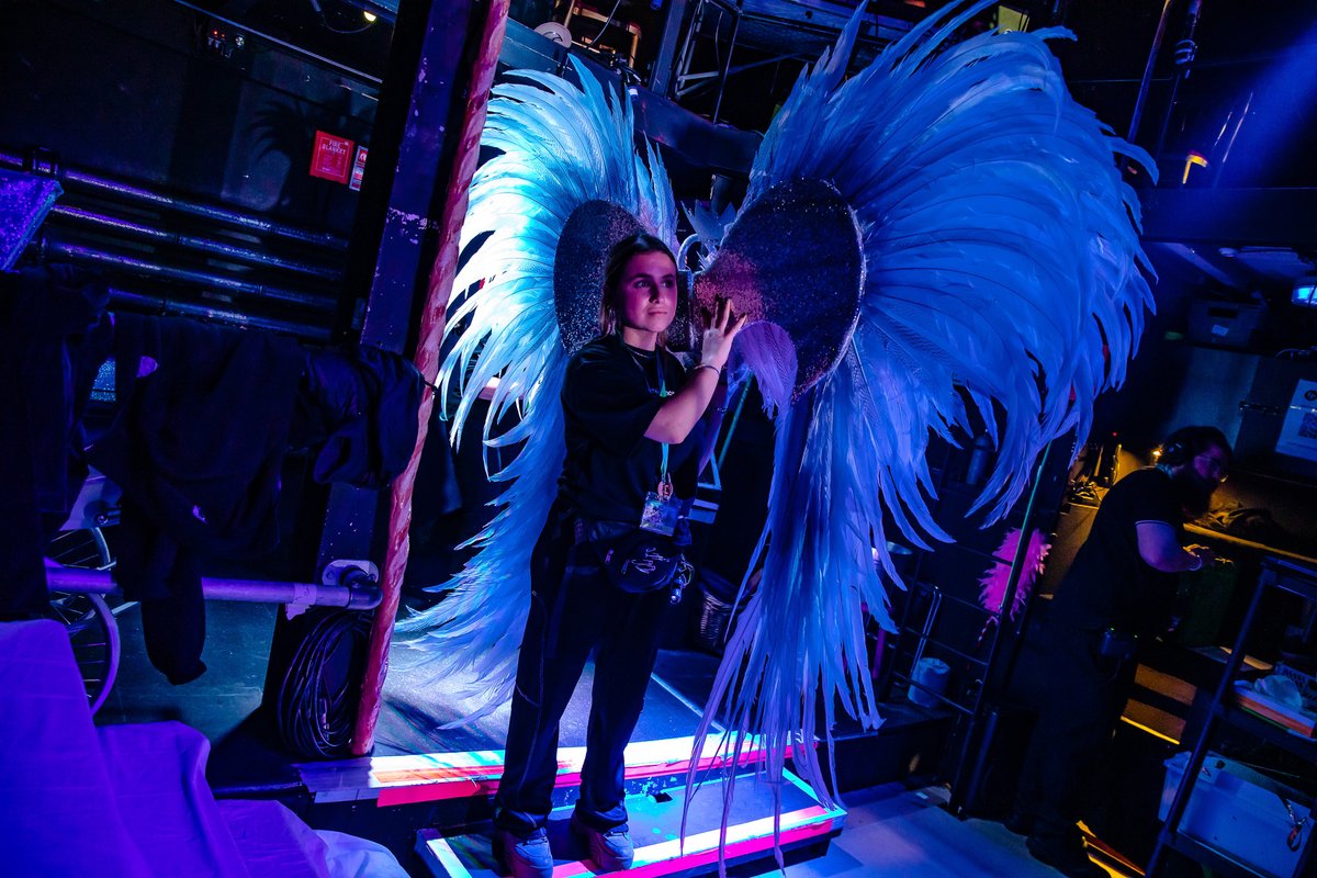 MaxinesFeathers's tweet photo. We are loving the #bts shot of our wings by the fantastic @dannykaan 

As always, we are so grateful to Teresa Nalton @XRoadsPantos for sharing so many fantastic images with us!

#maxinesfeathers #feathers #londonpalladium #panto https://t.co/JvJl6VYmIV